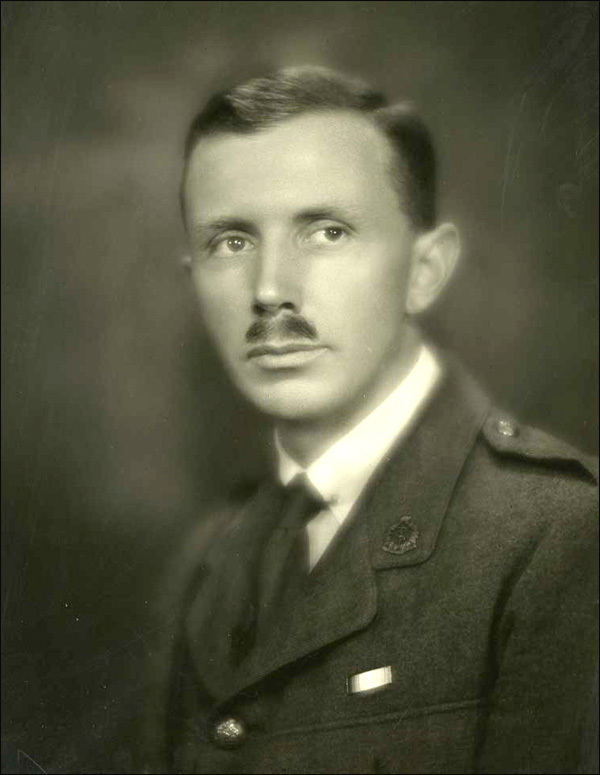 Titre original :  L. Bruce Robertson in uniform, [ca. 1914-1918]. L. Bruce Robertson fonds, F 1374, Archives of Ontario, I0050303. 