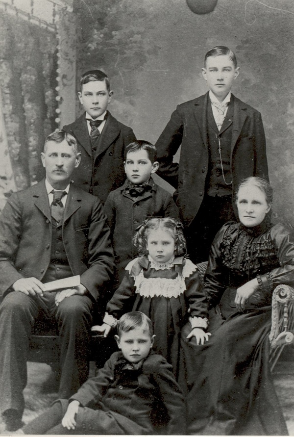 Titre original :  Image courtesy of Wellington County Museum & Archives, ph 19276.
Description: The Brown family with their children, ca. 1900. Back: Melvin and Charles Brown. Centre: William Brown, Ezra, Dinah, and William's wife Catherine Brown (nee Trask). Front: Cecil Brown.