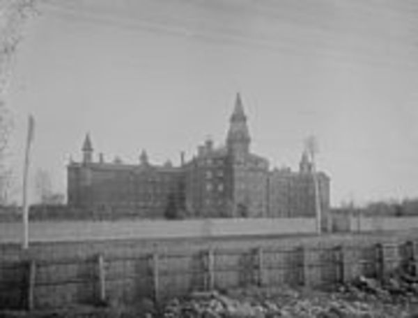 Titre original :  Mercer Reformatory (Toronto, Canada). A growing awareness that female prisoners had different needs than male prisoners led to the establishment of the first prison for women in Canada in 1874. The objective of the Andrew Mercer Reformatory was to create a homelike atmosphere for its female inmates and to teach them the skills necessary to lead a decent life once their sentence expired. The training offered was intended to instill feminine Victorian virtues such as obedience and servility. Demolished in late 1969, it is now the site of Lamport Stadium.
Credit: F. W. Micklethwaite - This image is available from Library and Archives Canada under the reproduction reference number e003894555 and under the MIKAN ID number 3592998.